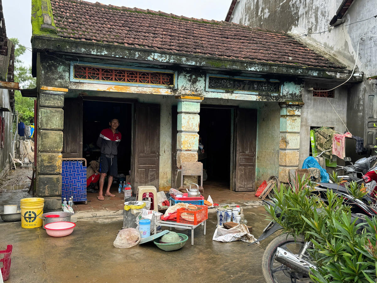 Những vật dụng còn sót lại. Ảnh: Thanh Nga.