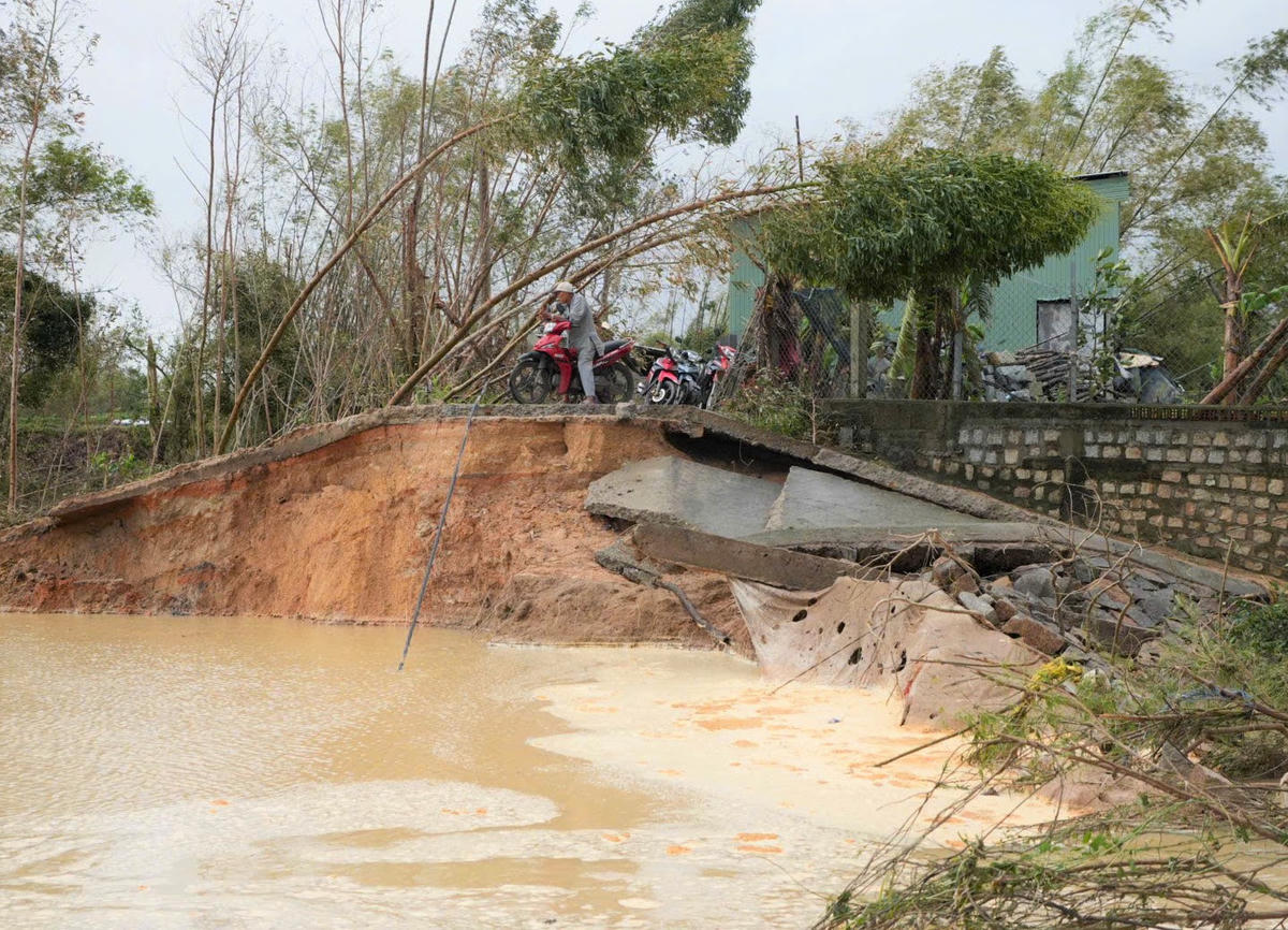 Một đoạn đê&nbsp;Luật Lễ bị vỡ trong đợt mưa lũ. Ảnh: CV.