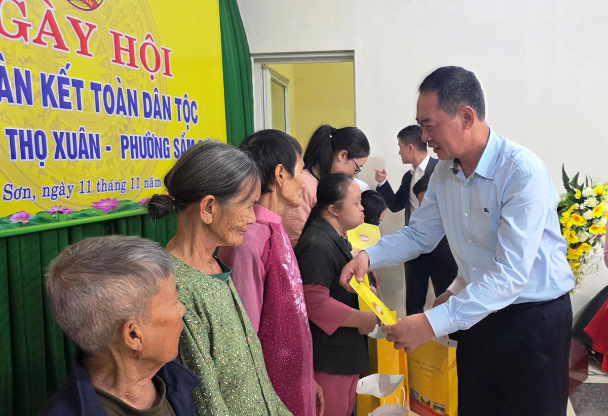 Ông Trịnh Tuấn Sinh - Phó Bí thư Tỉnh uỷ, Chủ tịch Ủy ban MTTQ Việt Nam tỉnh Thanh Hóa trao quà cho các hộ nghèo, hộ chính sách trong Ngày hội Đại đoàn kết toàn dân tộc năm 2025 tại phường Sầm Sơn. Ảnh: N.C 