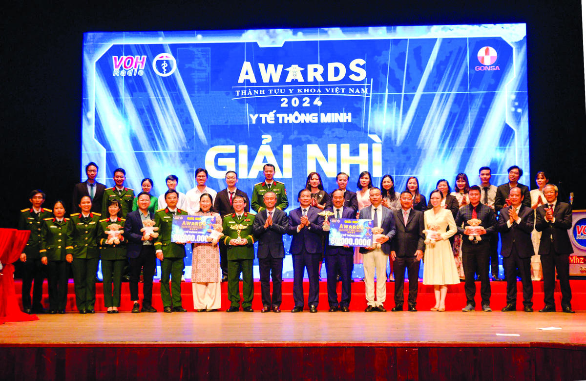 Tiến sĩ Hà Thị Thanh Hương (thứ 7 từ trái sang, hàng trước) nhận Giải thưởng Thành tựu Y khoa Việt Nam (năm 2024). Ảnh nhân vật cung cấp.