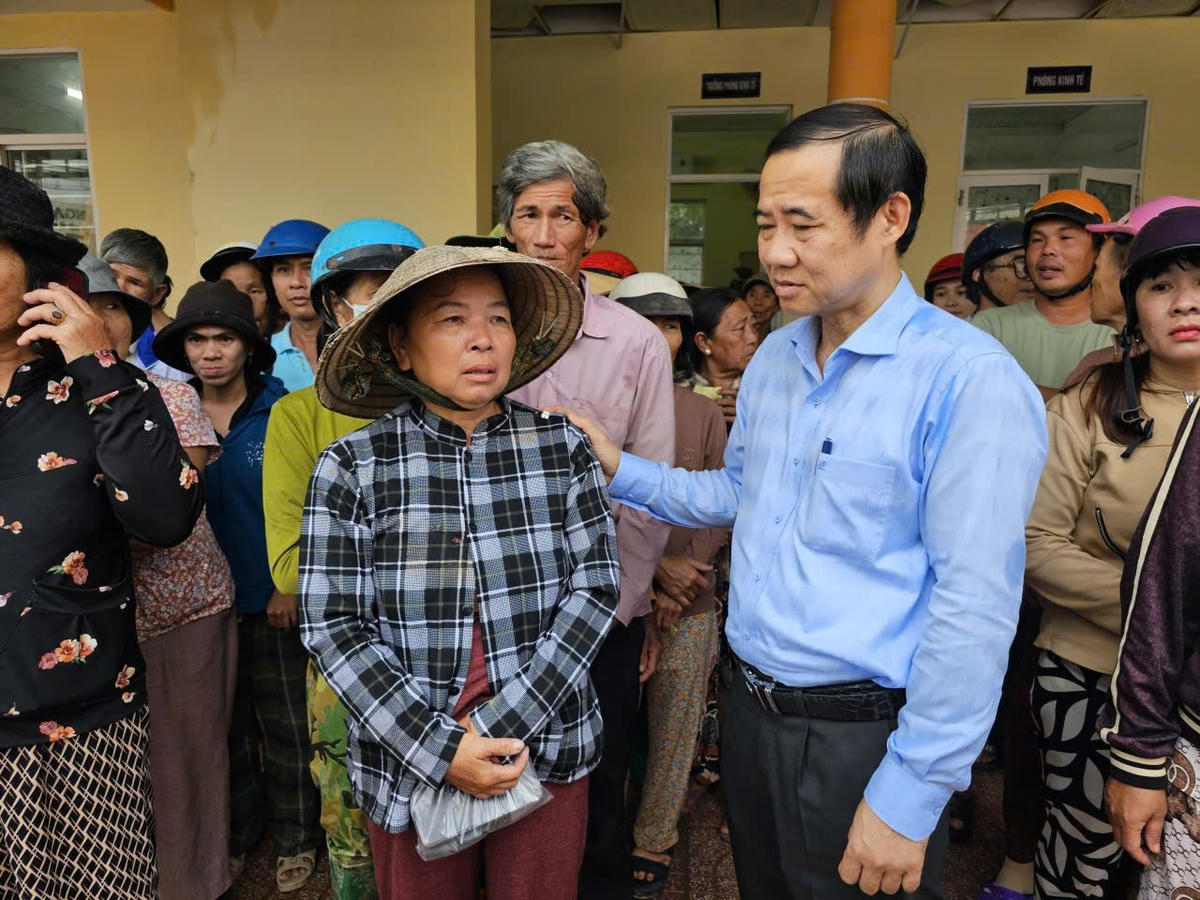 Phó Bí thư Đảng ủy Mặt trận Tổ quốc và các đoàn thể Trung ương Nguyễn Thái Học động viên người dân vùng lũ.