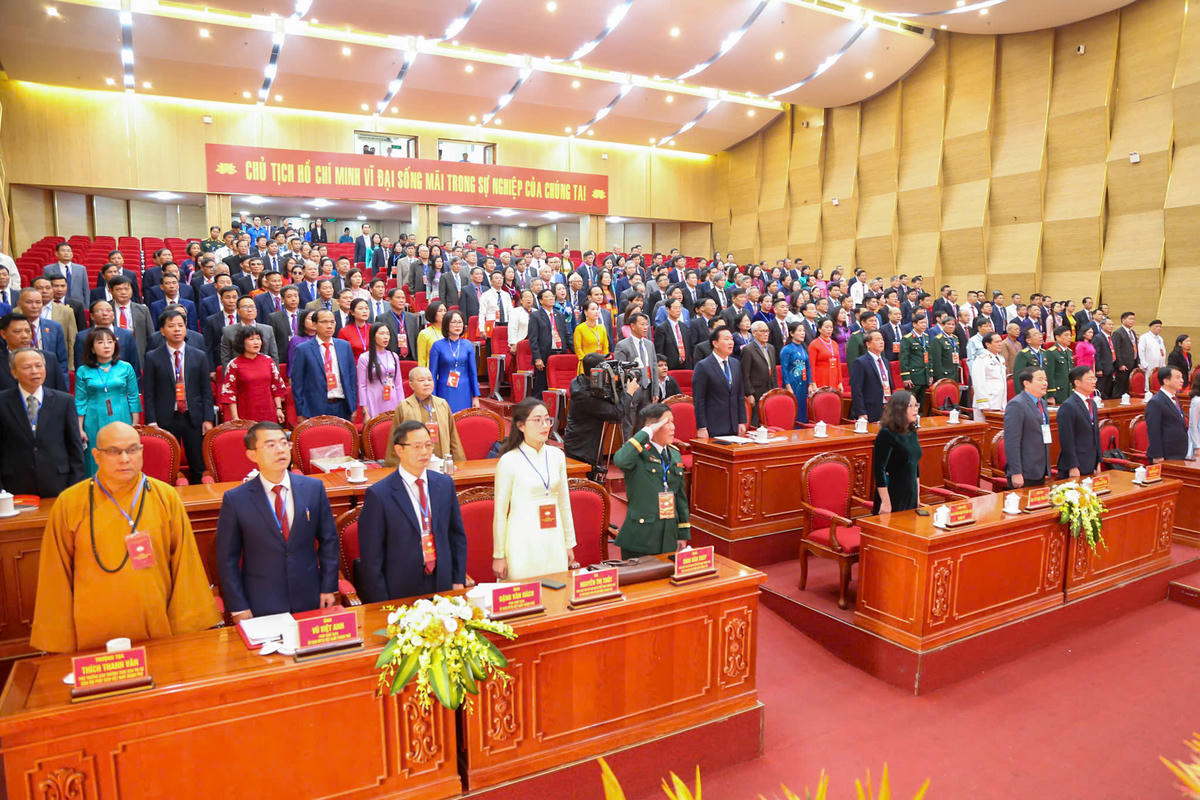 Các đại biểu thực hiện nghi thức chào cờ. Ảnh: ĐT.&nbsp;