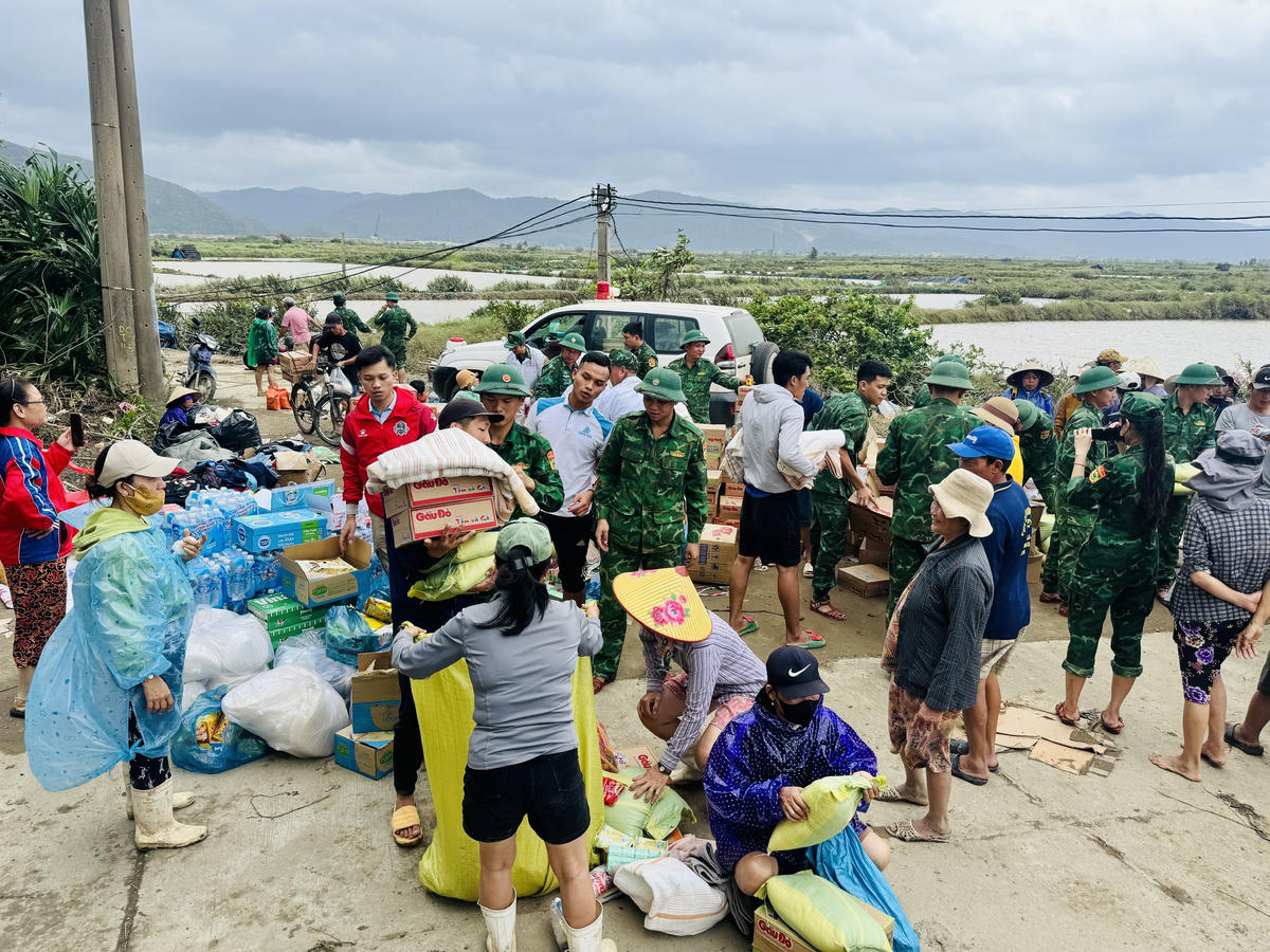 Tấm lòng ấm áp của Báo Đại đoàn kết và Bộ đội Biên phòng đối với bà con vùng lũ