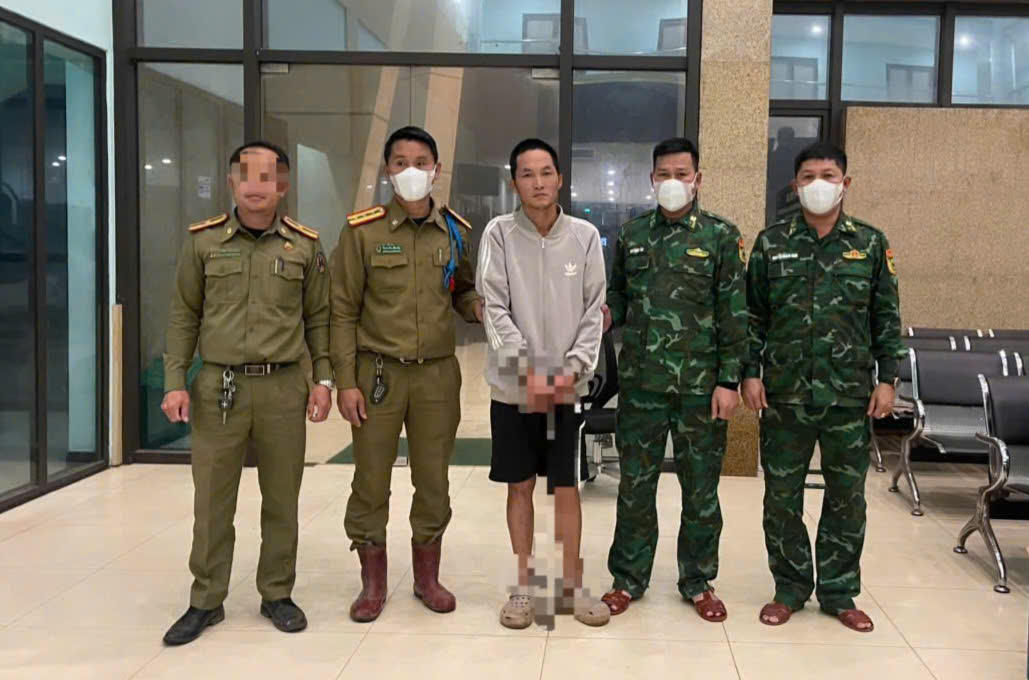 Đối tượng Tạ Văn Duyên (giữa). Ảnh: BP.