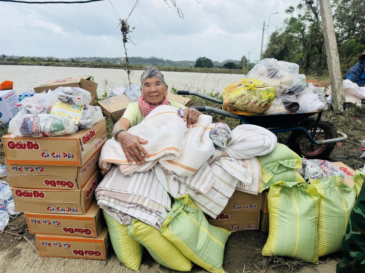 Tấm lòng ấm áp của Báo Đại đoàn kết và Bộ đội Biên phòng đối với bà con vùng lũ