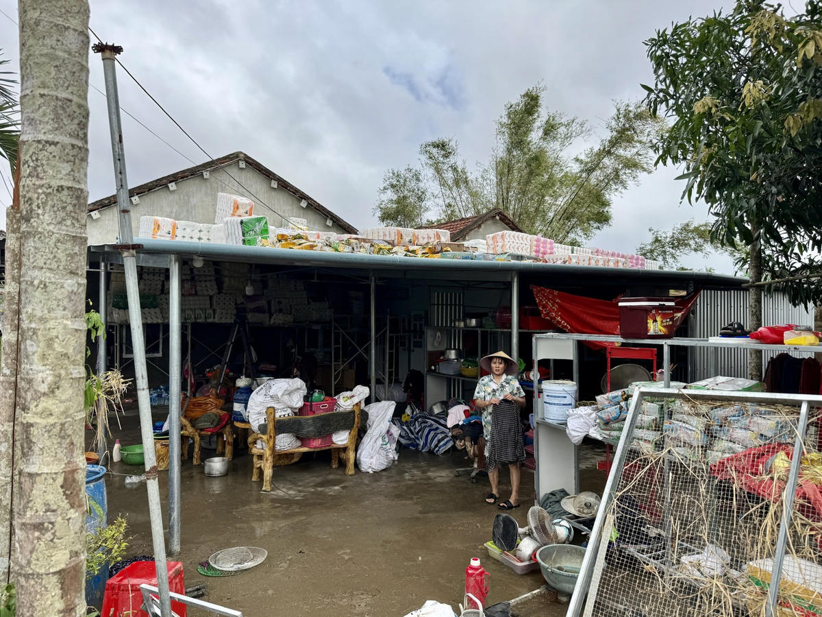 Cửa hàng tạp hóa cũng tan hoang. Ảnh: Thanh Nga.