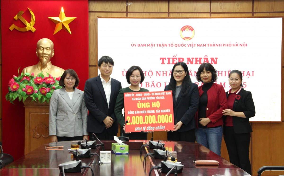 Chủ tịch Ủy ban MTTQ Việt Nam thành phố Hà Nội Bùi Huyền Mai tiếp nhận số tiền ủng hộ 2 tỷ đồng từ Đảng ủy - HĐND - UBND - Ủy ban MTTQ Việt Nam và nhân dân phường Yên Hòa.