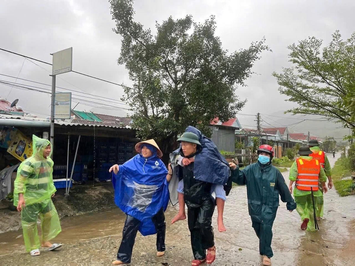 Bộ đội Biên phòng cõng dân chạy lũ. Ảnh:PB.