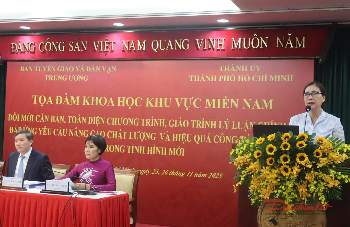 TS Nguyễn Thị Mộng Tuyền, giảng viên Khoa Khoa học cơ bản - ĐH Mở TP Hồ Chí Minh tham luận tại toạ đàm. Ảnh: Hồng Phúc.