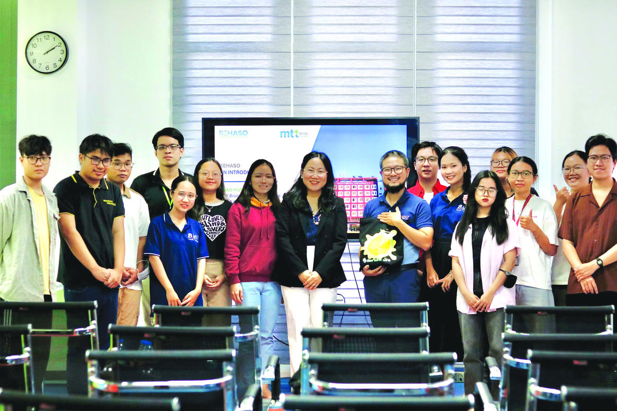 Tiến sĩ Hà Thị Thanh Hương với các bạn trẻ sinh viên.