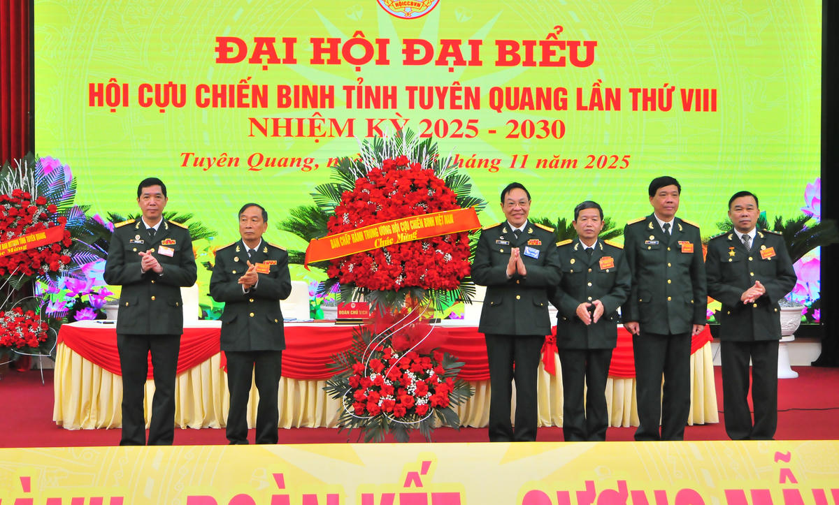 Đại biểu Trung ương Hội CCB Việt Nam tặng hoa chúc mừng Đại hội. Ảnh: Đức Sơn.