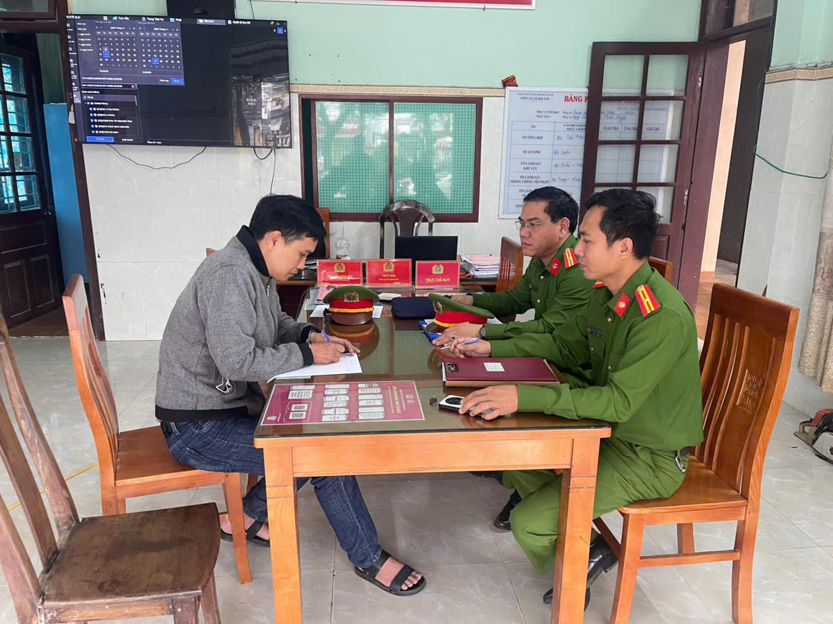 Phan Tấn Trỉ đang làm việc với Cảnh sát điều tra. Ảnh: Phước Thành 