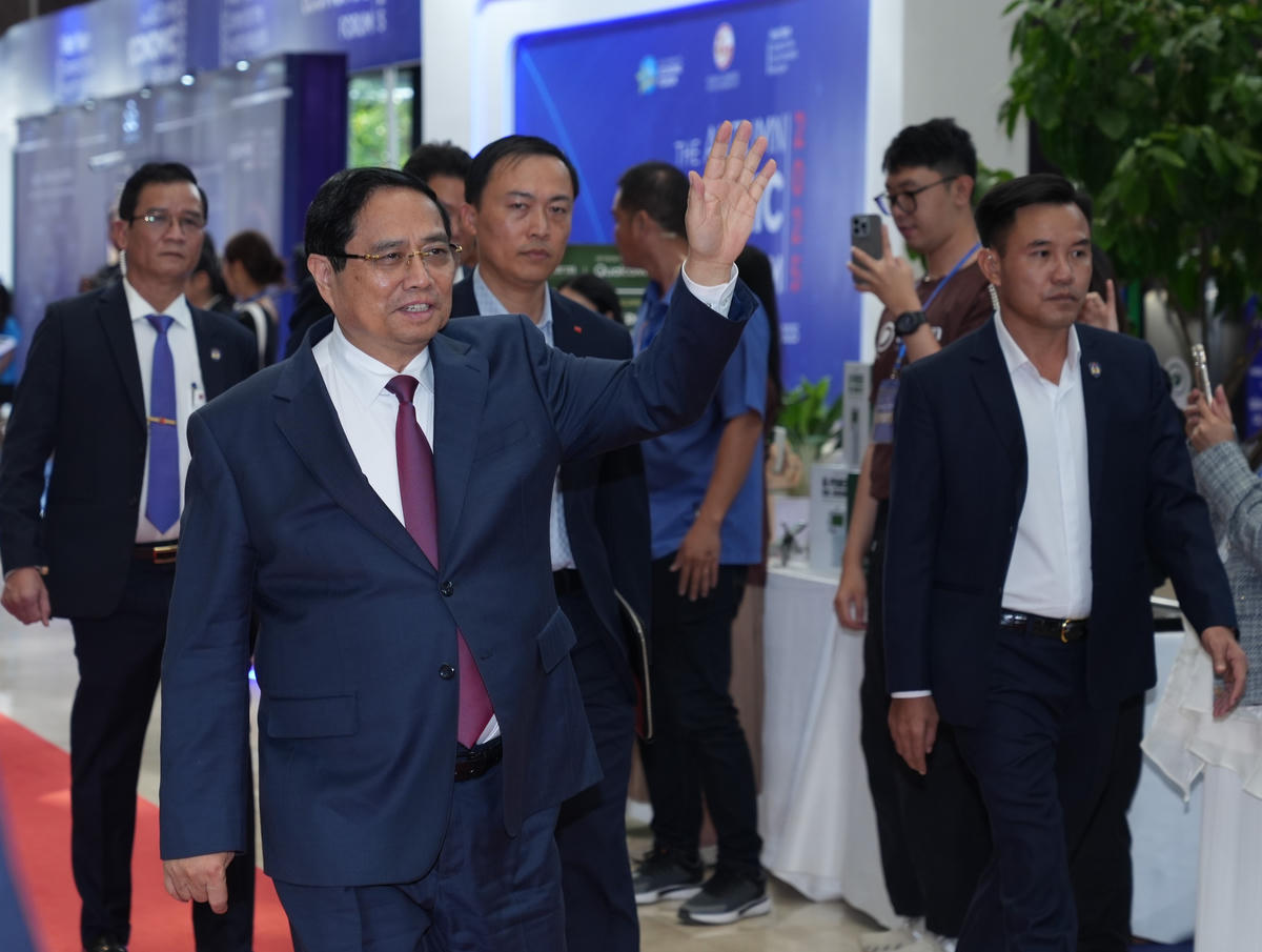 Thủ tướng Chính phủ Phạm Minh Chính vẫy tay chào các đại biểu trong và ngoài nước tham dự chương trình CEO 500 – TEA CONNECT. Ảnh: T.V