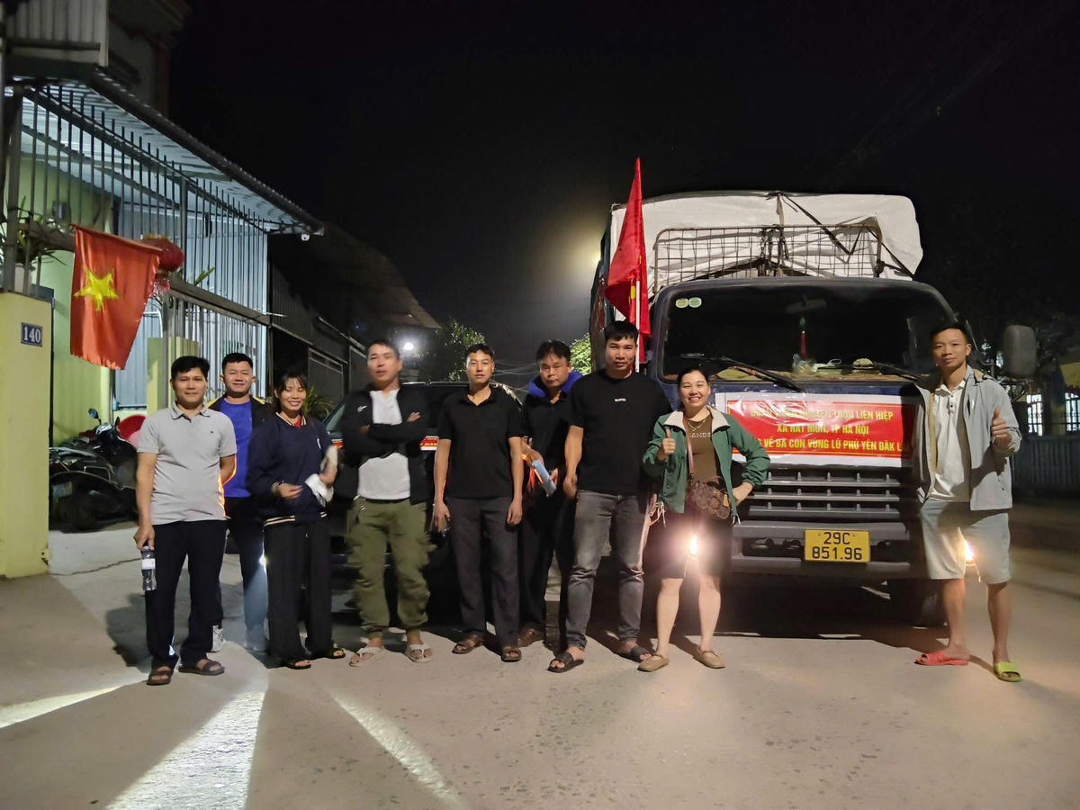 Đoàn thiện nguyện của thôn Liên Hiệp, xã Hát Môn (Hà Nội) cũng lên đường vào vùng lũ Phú Yên (Đắk Lắk) để giúp đỡ bà con vùng lũ với nhiều nhu yếu phẩm 