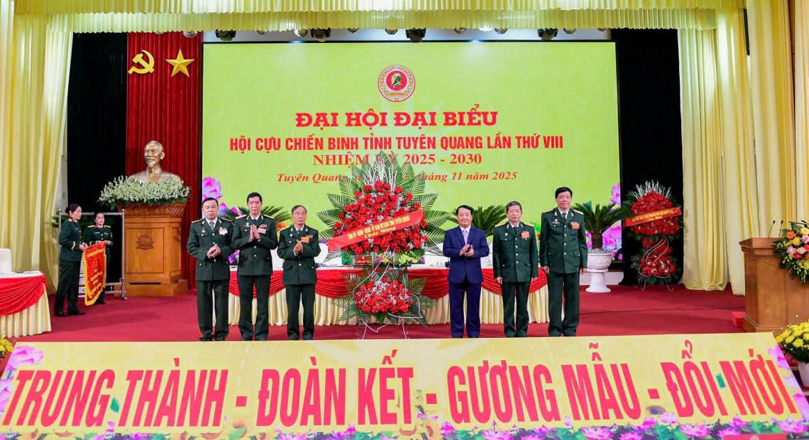 Bí thư Tỉnh ủy Tuyên Quang Hầu A Lềnh tặng hoa chúc mừng Đại hội. Ảnh: Xuân Trường.