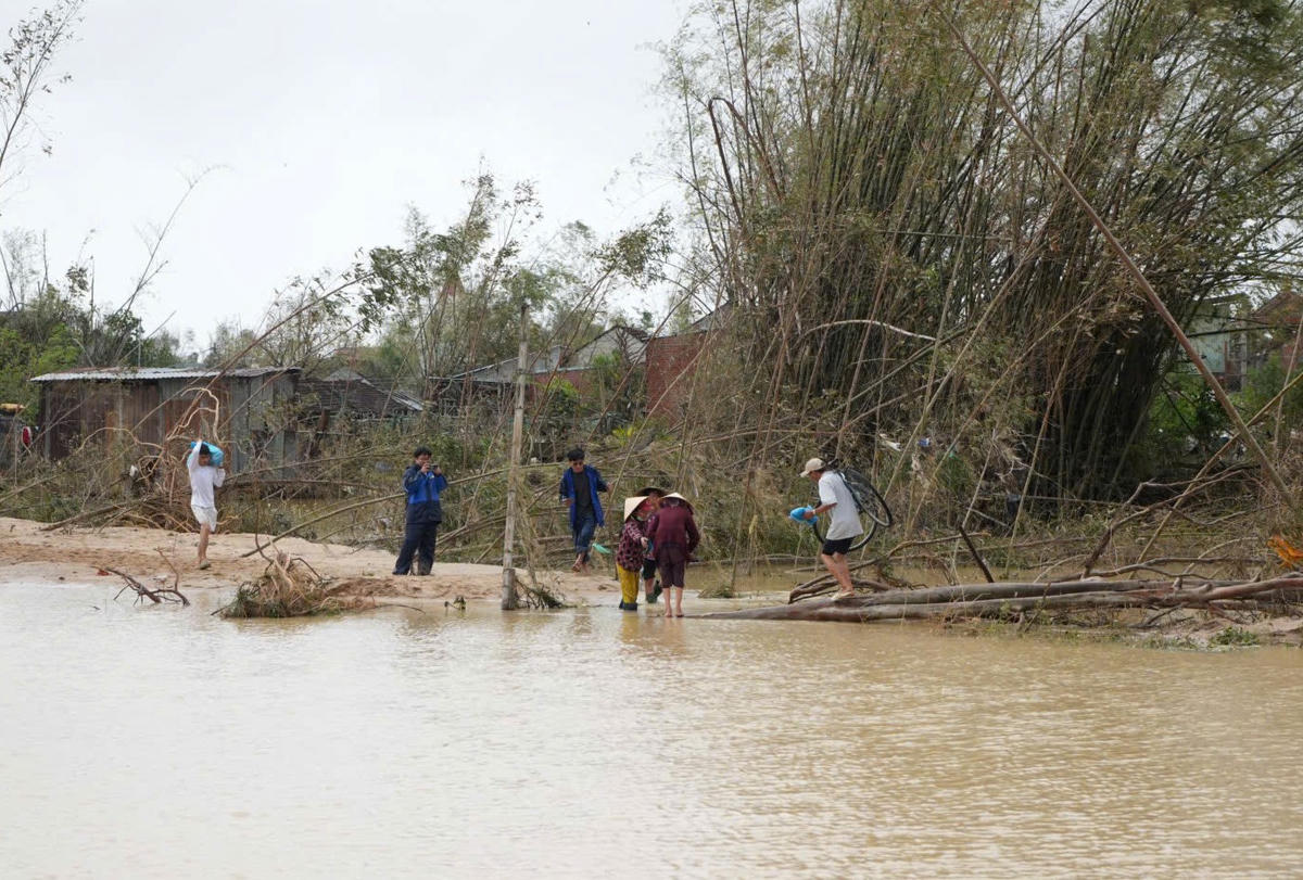 Người dân đi lại khó khăn sau khi đoạn đê Luật Lễ bị vỡ nước lũ tràn vào. Ảnh: CV.