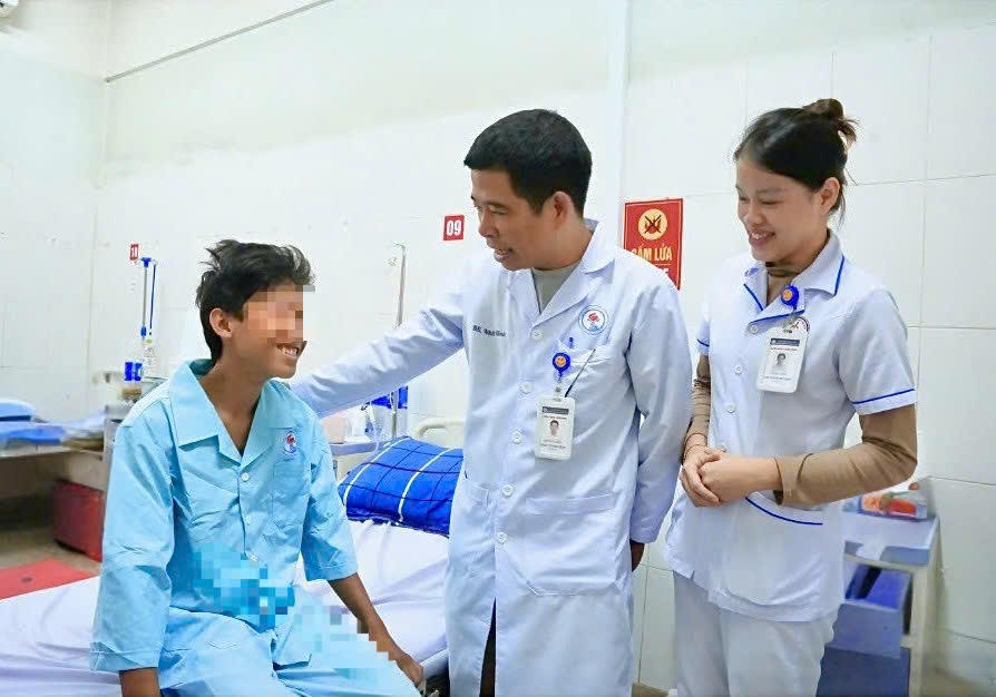 Nam sinh có thể ngồi dậy và mỉm cười trở lại. Ảnh: BVCC.