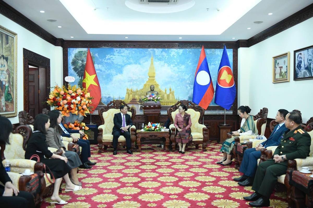 Phó Bí thư Đảng ủy MTTQ, các đoàn thể Trung ương Nguyễn Phi Long trò chuyện với Đại sứ Lào tại Việt Nam Khamphao Ernthavanh. 