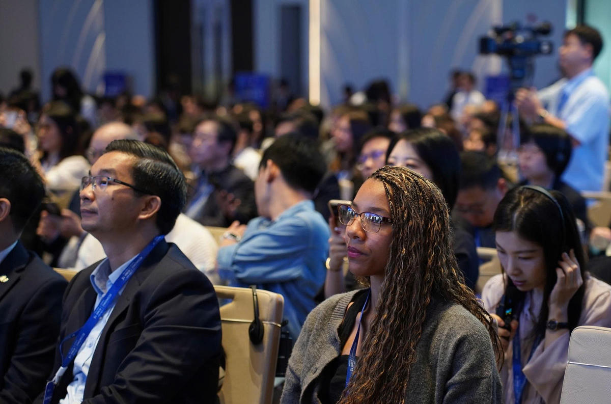Đông đảo chuyên gia, khách mời quốc tế tham dự sự kiện. Ảnh: T.N