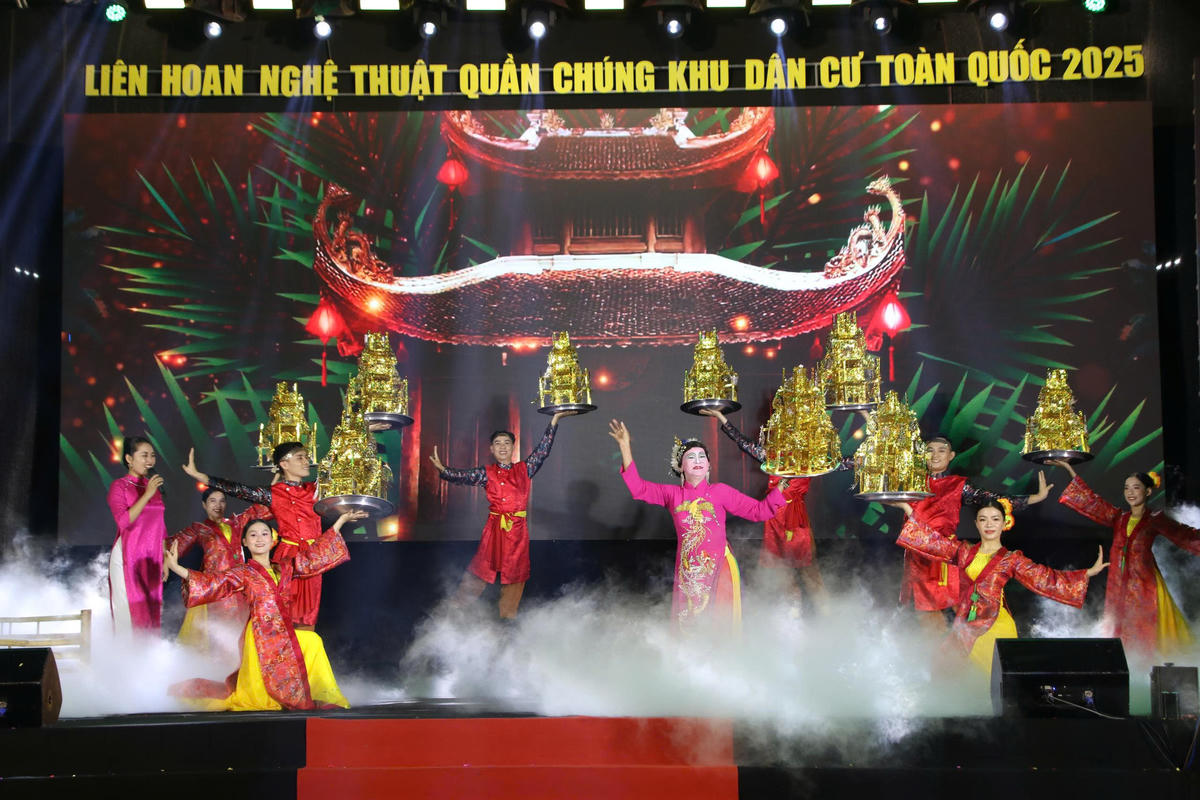 Mỗi tiết mục biểu diễn như một lát cắt sống động của đời sống cộng đồng