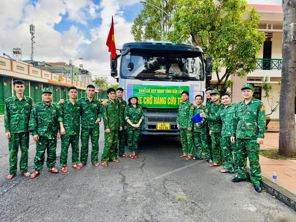 Bộ đội Biên phòng Đắk Lắk chạy đua cứu dân vùng lũ

