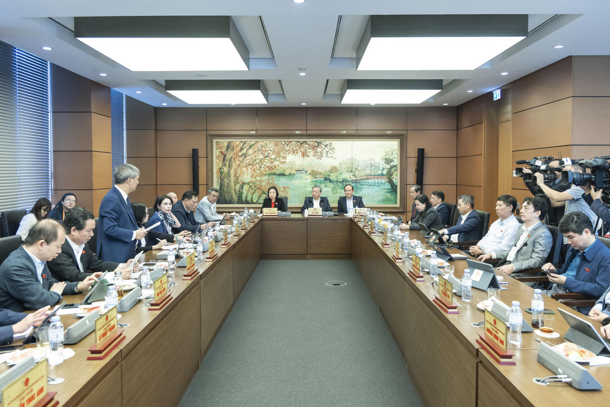 Quang cảnh tổ thảo luận. Ảnh: Quang Vinh