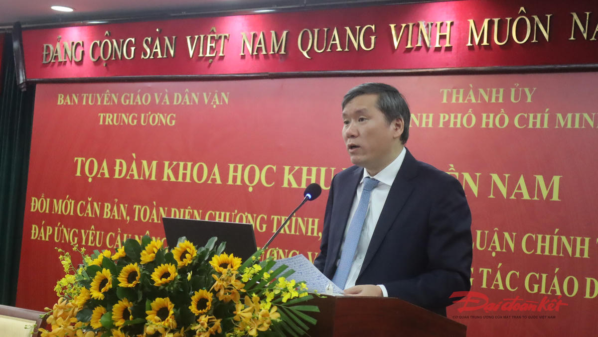 GS.TS Lê Văn Lợi - Chủ tịch Viện Hàn lâm Khoa học Xã hội Việt Nam phát biểu khai mạc tọa đàm khoa học. Ảnh: Hồng Phúc.
