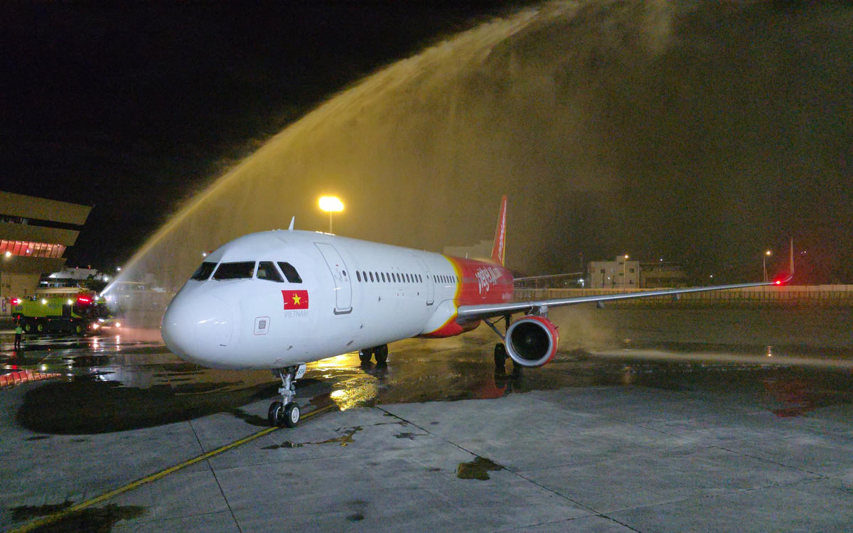 Tàu bay Vietjet được chào đón với nghi thức vòi rồng tại Sân bay quốc tế Ninoy Aquino.