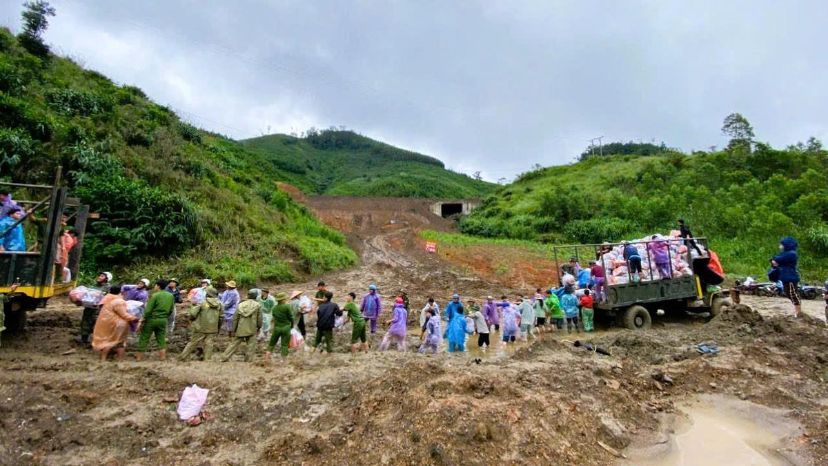 Những hành động nghĩa tình này không chỉ mang giá trị vật chất mà còn thắp lên tinh thần đoàn kết. Ảnh:CA.