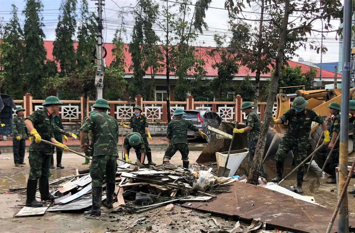 Cán bộ, chiến sĩ dọn vệ sinh môi trường trên tuyến đường ở phường Quy Nhơn Đông (Gia Lai) sau khi nước lũ rút xuống. Ảnh: CV.