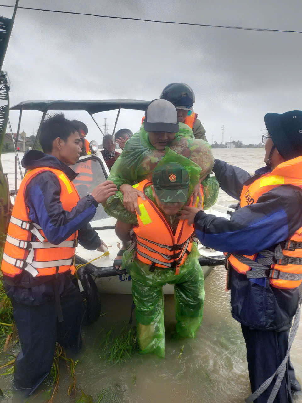Bộ đội Biên phòng giúp dân di dời đến nơi an toàn. Ảnh: BP.