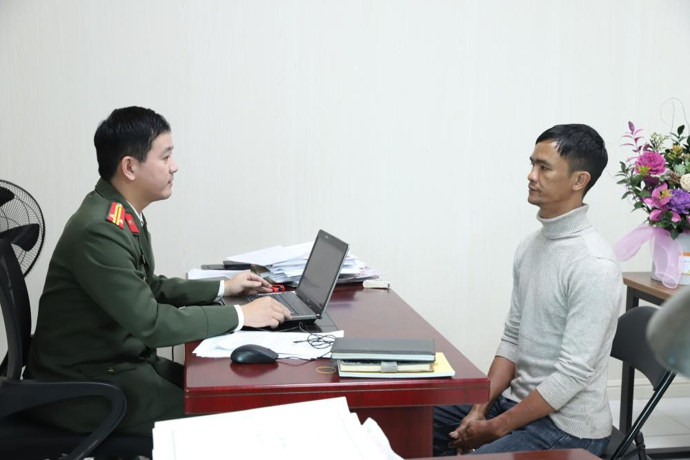 Đối tượng Nguyễn Văn Hạnh tại cơ quan điều tra. Ảnh: CAHT.