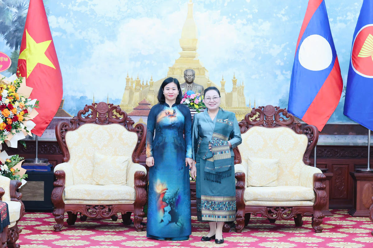 Phó Chủ tịch UBTƯ MTTQ Việt Nam, Chủ tịch Hội Liên hiệp Phụ nữ Việt Nam Nguyễn Thị Tuyến (bên trái) chúc mừng Đại sứ Cộng hoà Dân chủ Nhân dân Lào tại Việt Nam Khamphao Ernthavanh nhân kỷ niệm 50 năm Quốc khánh.