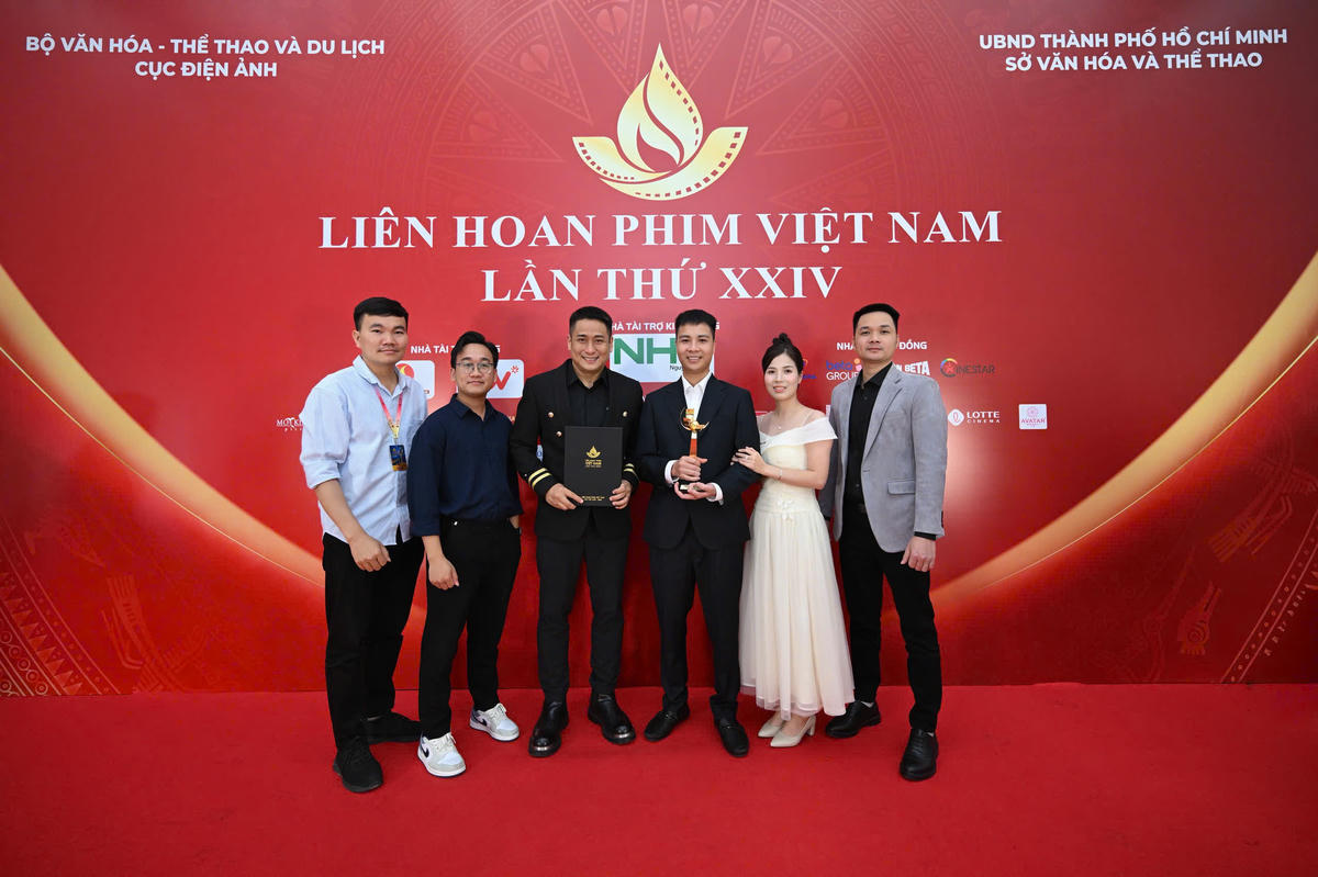 Êkíp "Người giữ hồn di sản" nhận giải Bông Sen Vàng tại Liên hoan phim Việt Nam năm 2015.