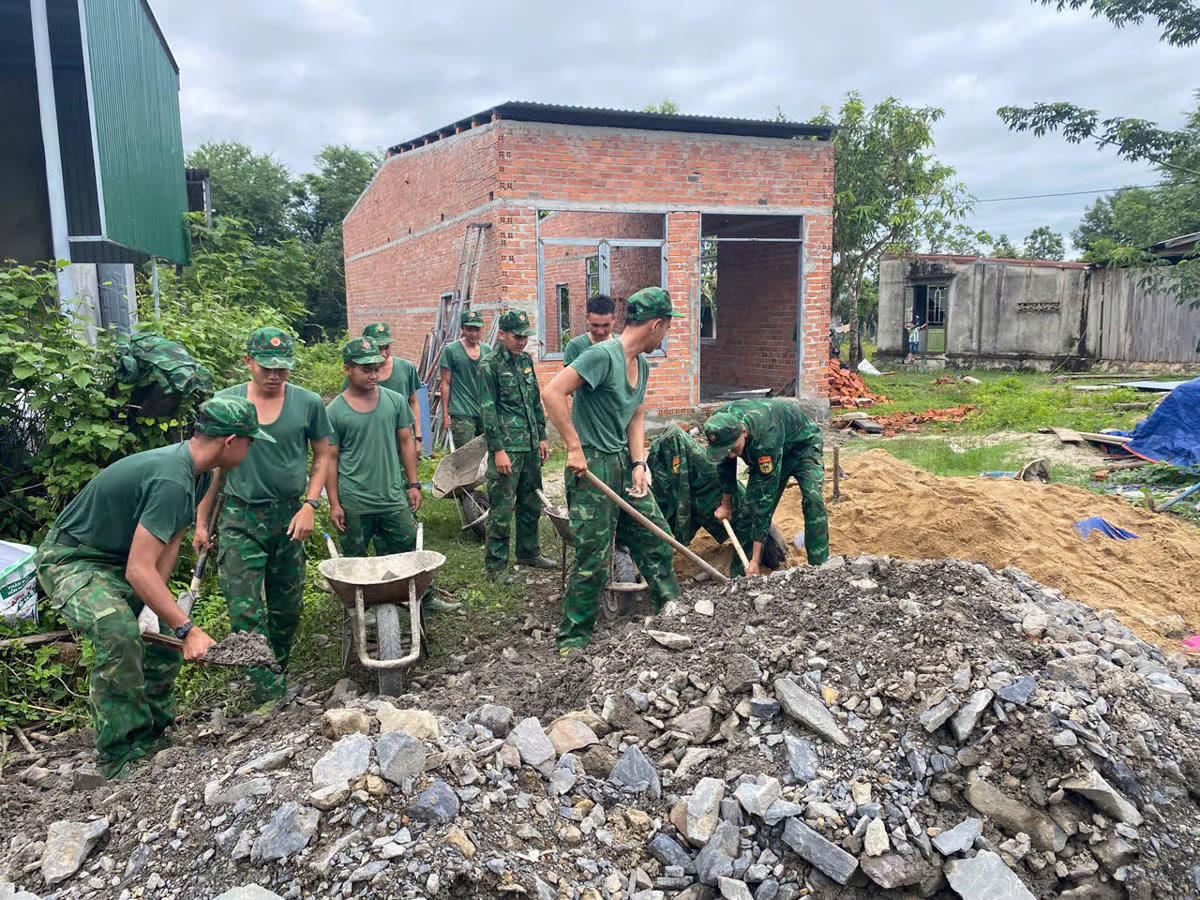 Bộ đội giúp dân xây nhà.