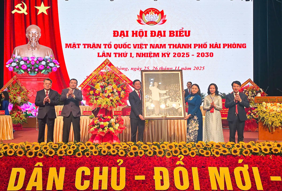 Phó Chủ tịch - Tổng Thư ký Nguyễn Thị Thu Hà tặng ảnh "Bác Hồ bắt nhịp bài ca kết đoàn" và hoa chúc mừng Đại hội đại biểu MTTQ Việt Nam TP Hải Phòng lần thứ I, nhiệm kỳ 2025 - 2030. Ảnh: Ngọc Anh.
