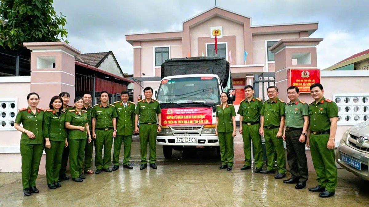 Lực lượng Công an nhân dân, Trại tạm giam số 1 (Công an tỉnh Đắk Lắk) hướng về người dân vùng lũ. Ảnh: CA.