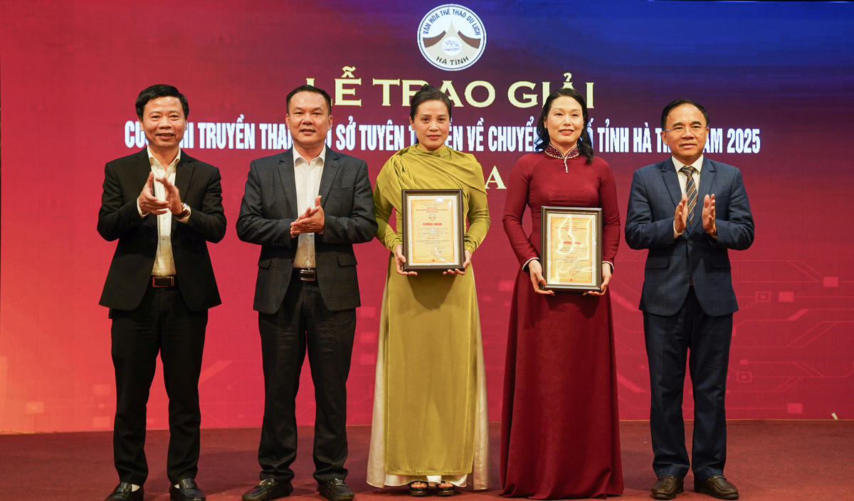 Ban Tổ chức trao giải A cho các tác giả xuất sắc đoạt giải. Ảnh: Cẩm Kỳ&nbsp;