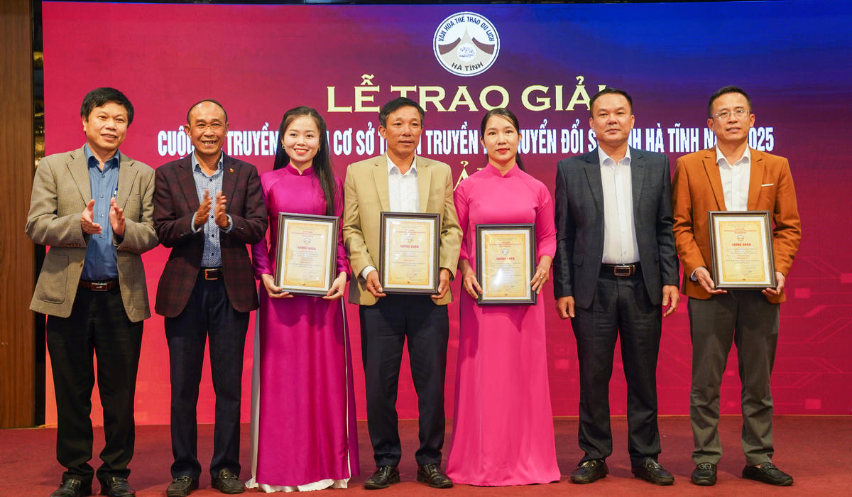 Ban Tổ chức trao giải C cho các tác giả. Ảnh: Cẩm Kỳ