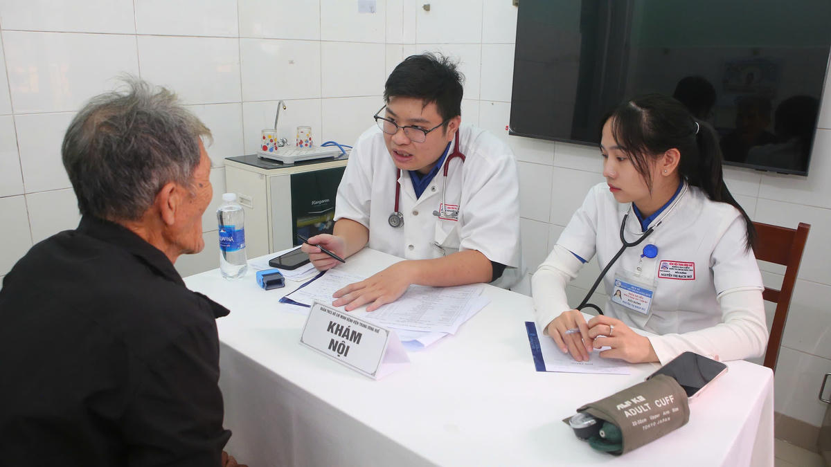 Y bác sĩ khám, cấp phát thuốc cho người dân xã Hưng Lộc. Ảnh: BV.