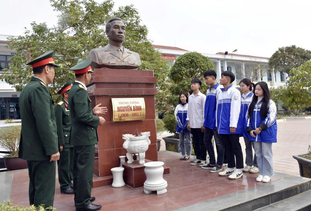 CCB kể chuyện cho học sinh Trường THPT Nguyễn Bình về vị tướng mà ngôi trường mang tên. Ảnh: Trung Thành.