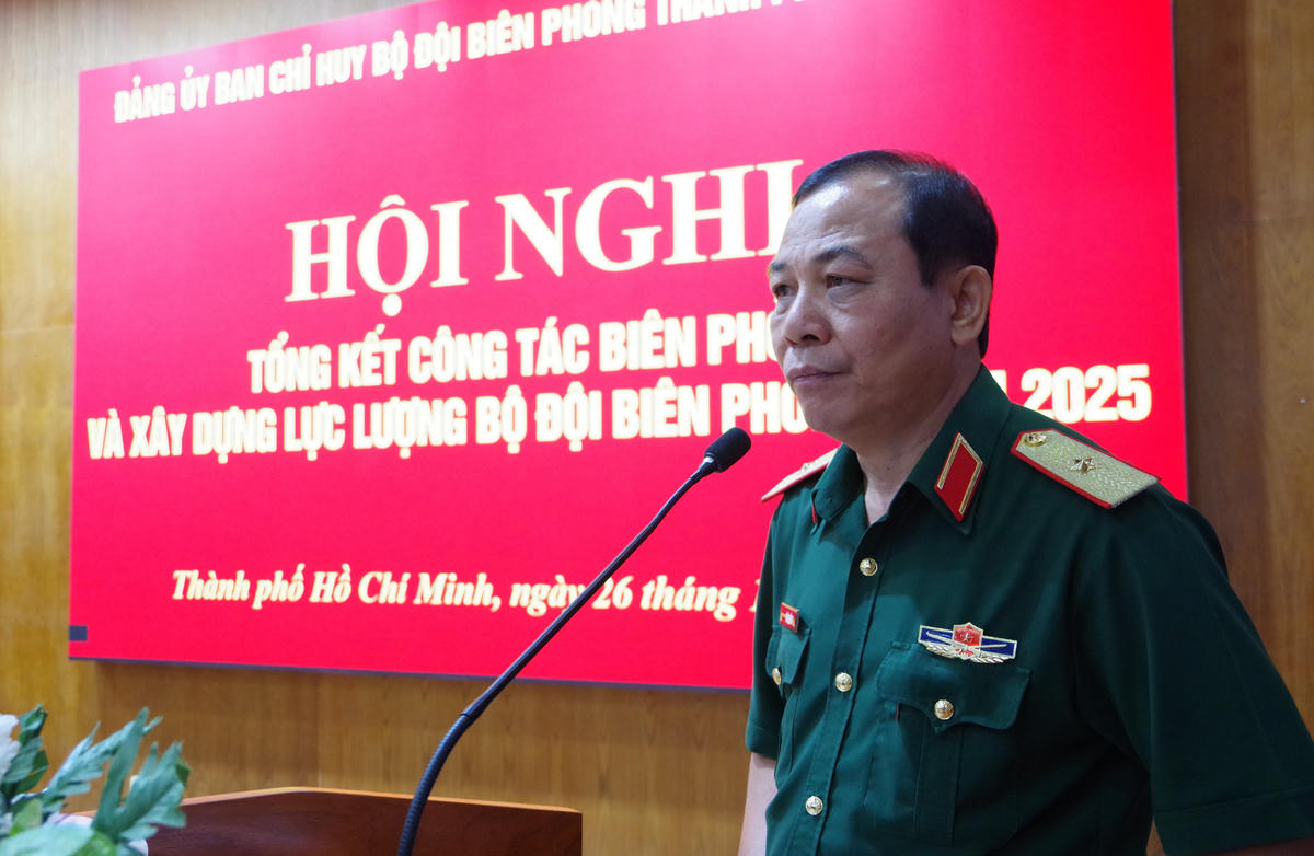 Thiếu tướng Vũ Văn Điền - Uỷ viên Ban Thường vụ Thành uỷ, Phó Bí thư Đảng uỷ Quân sự TP, Tư lệnh Bộ Tư lệnh TP phát biểu chỉ đạo hội nghị. Ảnh: Lương Kiểm.