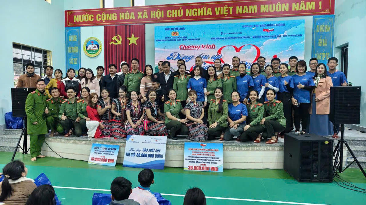 Đoàn công tác của TP Đà Nẵng cùng lãnh đạo xã A Vương chụp ảnh lưu niệm. Ảnh: CV.