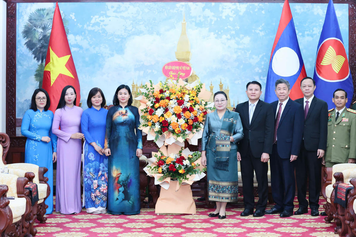 Đoàn đại biểu Trung ương Hội Liên hiêp Phụ nữ Việt Nam chúc mừng Đại sứ quán nước Cộng hòa Dân chủ Nhân dân Lào tại Việt Nam.