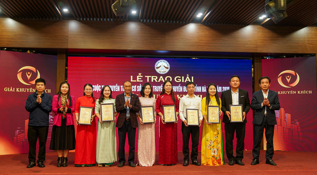 Ban Tổ chức trao giải khuyến khích cho các tác giả, nhóm tác giả. Ảnh: Cẩm Kỳ&nbsp;