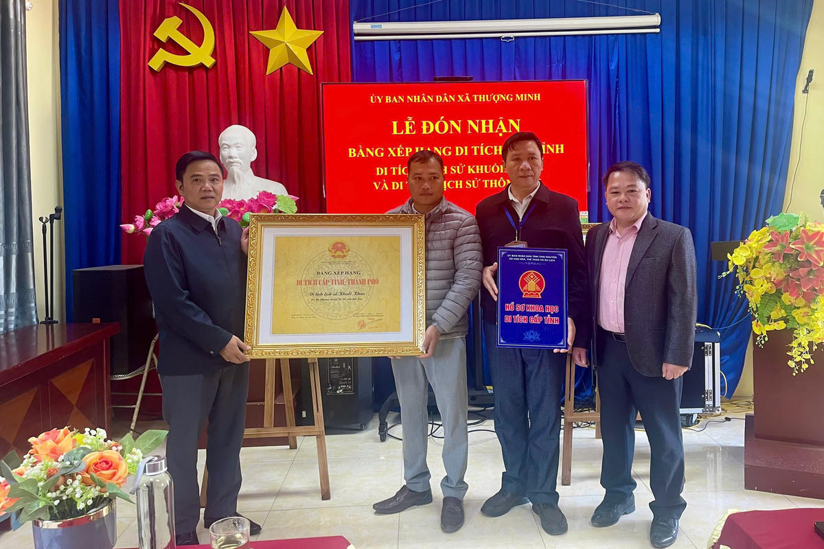 Đại diện Sở VH,TT&DL tỉnh Thái Nguyên trao Bằng công nhận Di tích lịch sử Khuổi Khún (Báo Cứu Quốc) cho xã Thượng Minh. Ảnh: BD.