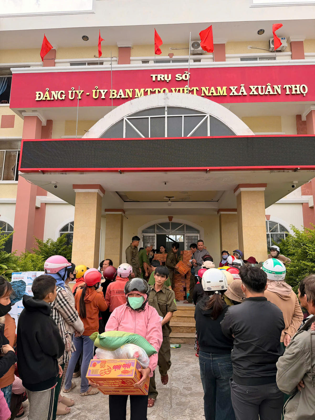 Những suất quà – dù nhỏ hay lớn – đều trở thành điểm tựa giúp người dân an tâm ổn định cuộc sống. Ảnh: CA.