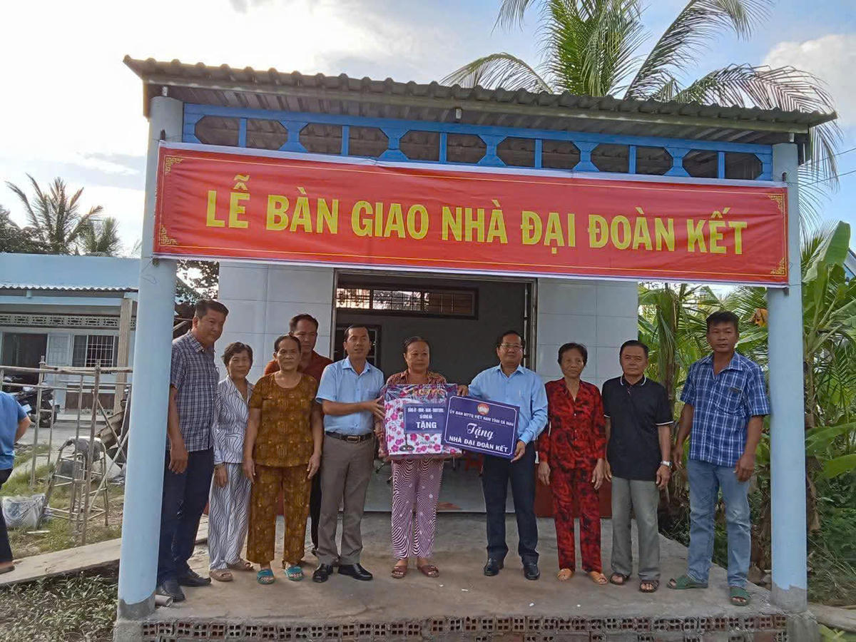 Phó Chủ tịch Thường trực Ủy ban MTTQ Việt Nam tỉnh Cà Mau Lê Thanh Triều bàn giao nhà đại đoàn kết cho các hộ khó khăn về nhà ở tại xã Đông Hải.