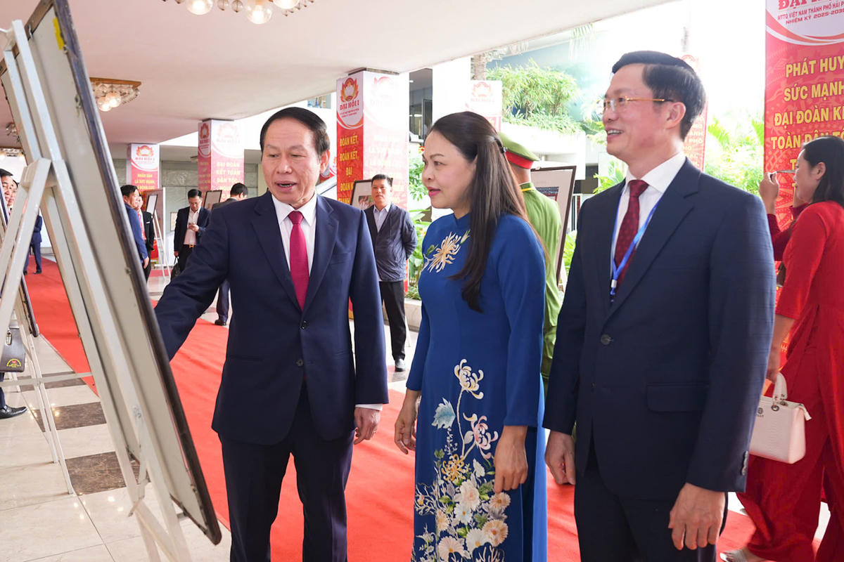 Phó Chủ tịch - Tổng Thư ký Nguyễn Thị Thu Hà và Bí thư Thành ủy Hải Phòng Lê Tiến Châu tham quan triển lãm tranh ảnh bên lề Đại hội. Ảnh: Ngọc Anh.