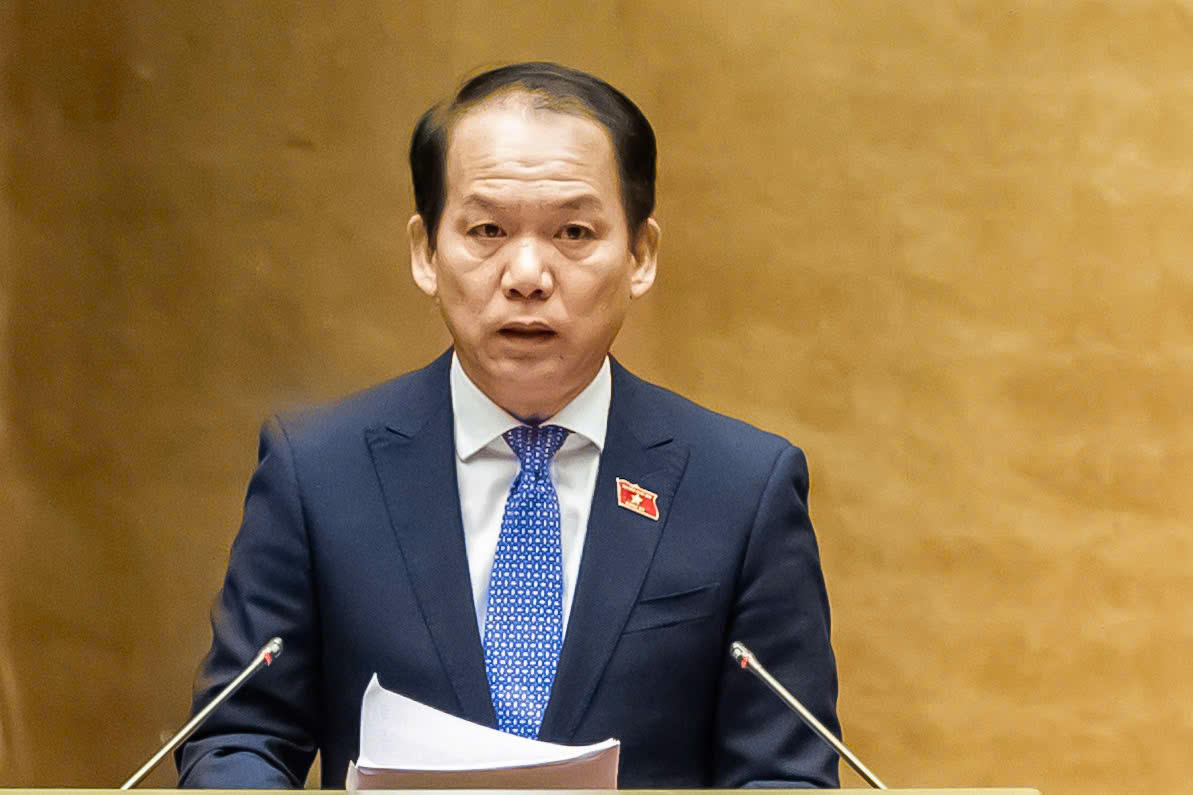 Chủ nhiệm Ủy ban Pháp luật và Tư pháp của Quốc hội Hoàng Thanh Tùng trình bày Báo cáo giải trình tiếp thu, chỉnh lý dự thảo Luật. Ảnh: Quang Vinh.